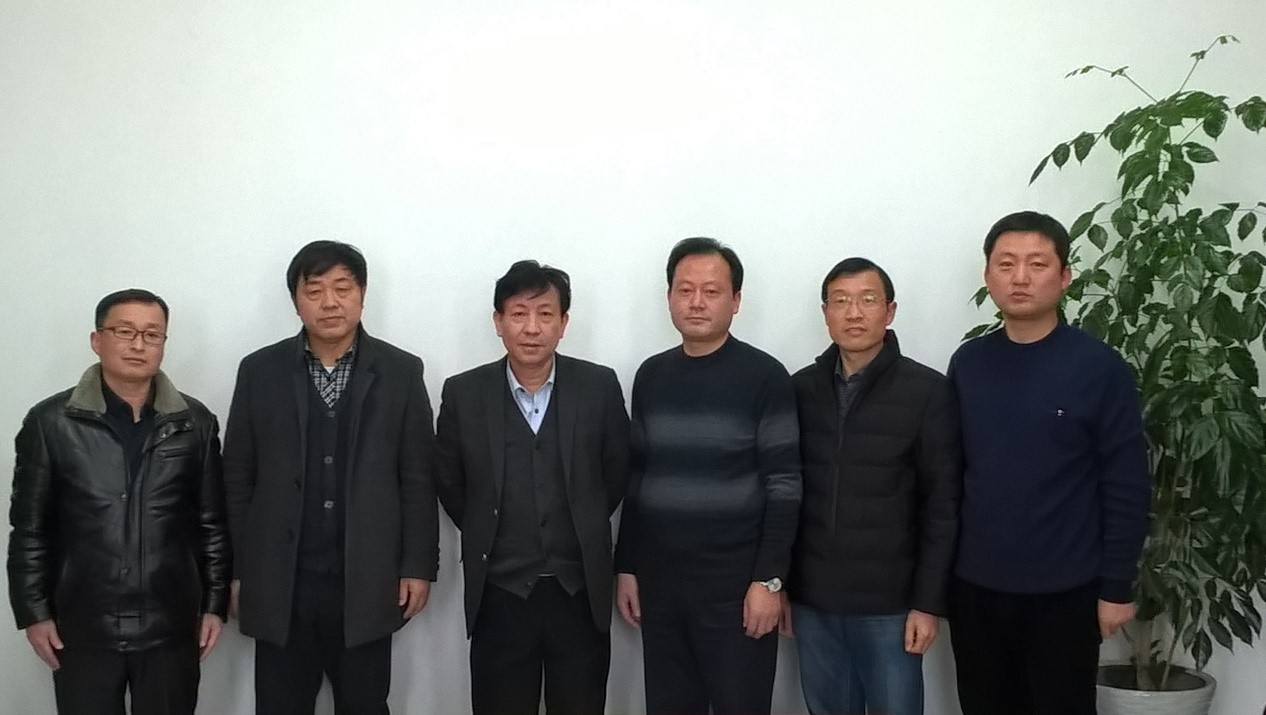 范以宁教授（左三）与分析测试中心和洪爷
部分专家教授合影